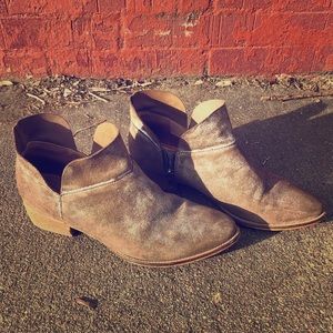Seychelles Snare Ankle Boot In Pewter (metallic)!